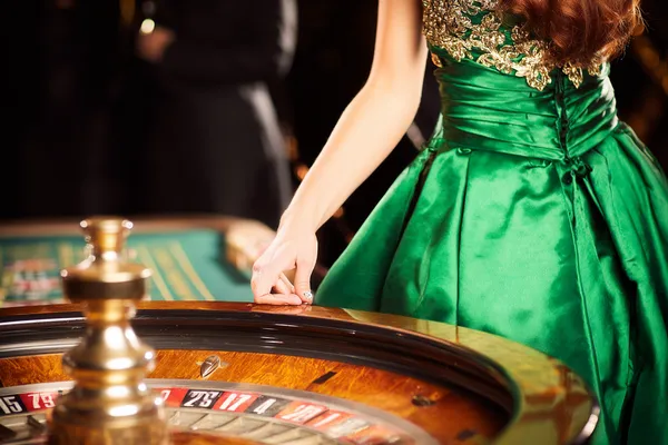 Một cô gái trẻ thư giãn với điện thoại trong khi các biểu tượng casino xuất hiện xung quanh, thể hiện trải nghiệm mượt mà của ứng dụng F8BEF.