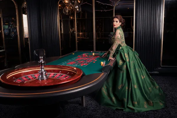 Một người phụ nữ quyến rũ cầm chip casino trong không gian ánh đèn rực rỡ, đại diện cho bầu không khí casino trực tuyến của F8BEF.