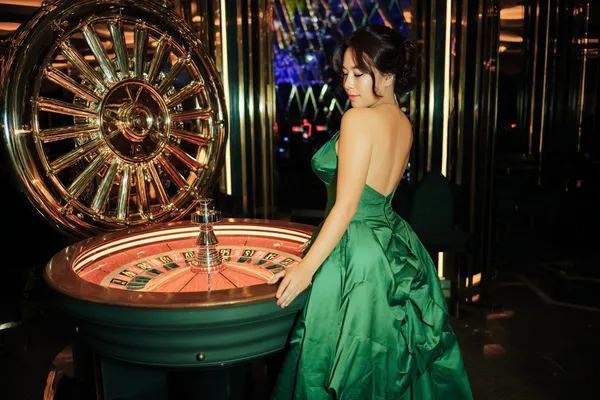 Cận cảnh vòng roulette cùng những đồng xu vàng, thể hiện nhịp chơi sống động trong khu vực casino của F8BEF.
