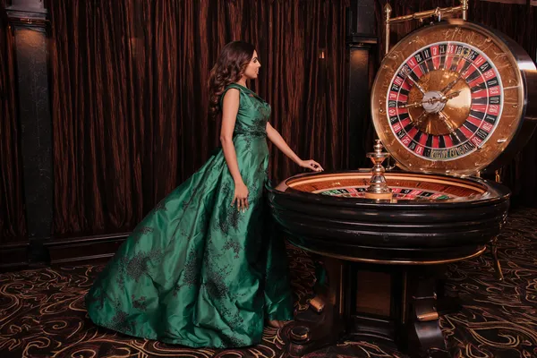 Một dealer tự tin giữa các chip casino mời người chơi truy cập tài khoản F8BEF, thể hiện quy trình đăng nhập nhanh chóng.